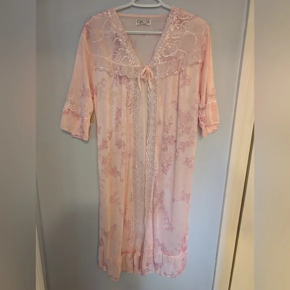 Beautiful Vintage Night Robe - Picture 2 of 6